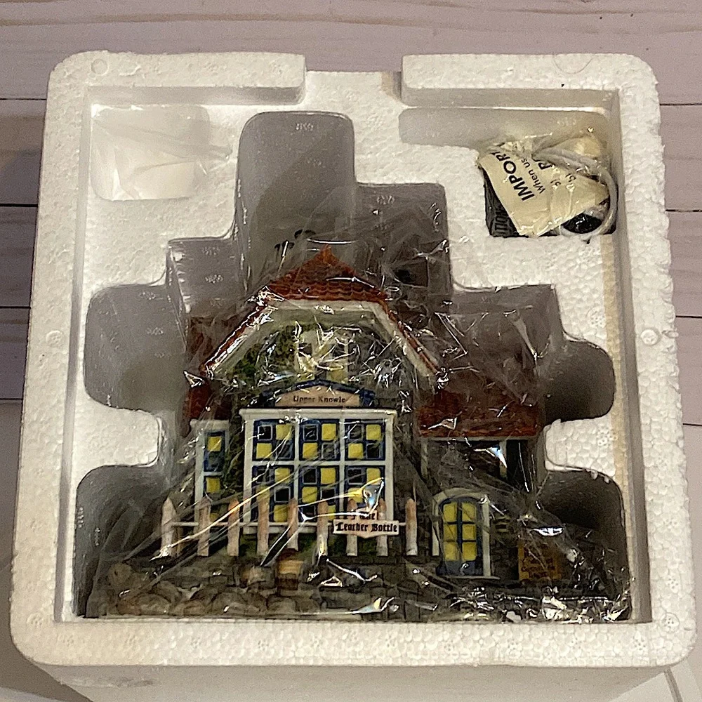 DEPARTMENT 56 - The Leather Bottle - Heritage Village - Dickens Village - Picture 8 of 10
